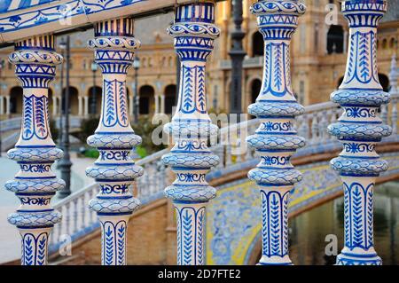 Nahaufnahme einer schönen Keramikbalustrade auf der Plaza de España (Spanien-Platz) in Sevilla, Spanien Stockfoto