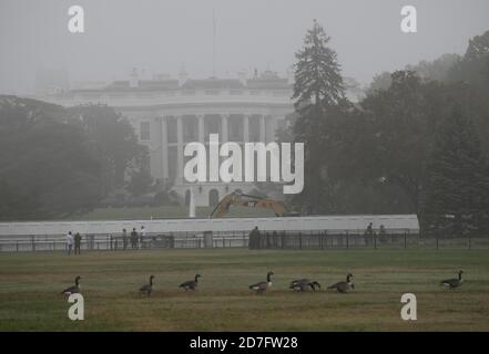 Washington, USA. Oktober 2020. Das Weiße Haus ist am 22. Oktober 2020 in Washington, DC, USA, in Nebel gehüllt. Quelle: Liu Jie/Xinhua/Alamy Live News Stockfoto