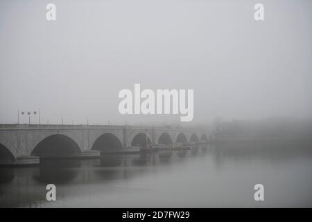 Washington, USA. Oktober 2020. Arlington Memorial Bridge wird im Nebel in den Vereinigten Staaten gesehen, am 22. Oktober 2020. Quelle: Liu Jie/Xinhua/Alamy Live News Stockfoto