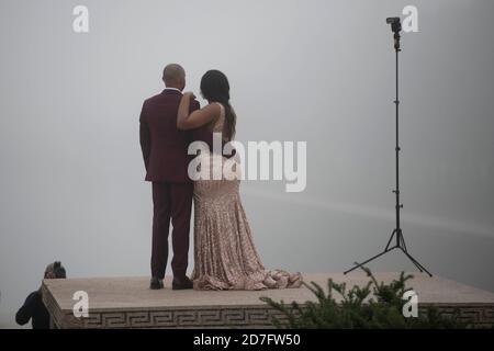 Washington, USA. Oktober 2020. Menschen posieren für Fotos im Nebel in Washington, DC, die Vereinigten Staaten, am 22. Oktober 2020. Quelle: Liu Jie/Xinhua/Alamy Live News Stockfoto