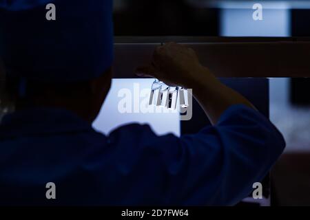 Shymkent/Kasachstan - April 27 2012: Chemische Pharmazeutische Anlage. Herstellung von flüssigen Dosierung Form Ampullen. Stockfoto