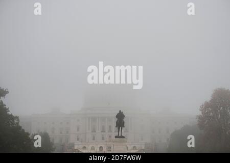 Washington, USA. Oktober 2020. Das US-Kapitol ist in Nebel gehüllt in Washington, DC, die Vereinigten Staaten, am 22. Oktober 2020. Quelle: Liu Jie/Xinhua/Alamy Live News Stockfoto