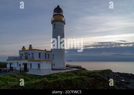 Turnberry Leuchtturm in Schottland unter grauen Wolken Stockfoto