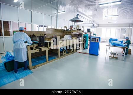 Taraz/Kasachstan - April 25 2012: Superpharm-Anlage. Herstellung von medizinischem Zubehör. Einweg-Kleid Produktionslinie. Stockfoto