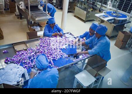 Shymkent/Kasachstan - April 27 2012: Chemische und pharmazeutische Pflanze Santo. Herstellung von Antibiotika Dosierung. Verpackung in Kartons Stockfoto