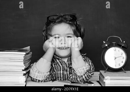 September. Platz für Blackboard-Kopien. Zurück zur Schule. Lustiger kleiner Junge, der auf Tafel zeigt. Großartige Studienleistung. Stockfoto