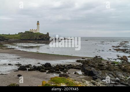 Turnberry Lighthouse in Schottland unter grauen Wolken Stockfoto