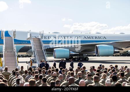 Nashville, Usa. Oktober 2020. Nashville, Tennessee - 22. Oktober 2020: Präsident Donald J. Trump kommt am Donnerstagnachmittag mit Air Force One am Flughafen Nashville (BNA) zur abschließenden Präsidentendebatte am 22. Oktober 2020 in Nashville, Tennessee an. Kredit: John Williams/Der Fotozugang Gutschrift: Der Fotozugang/Alamy Live Nachrichten Stockfoto