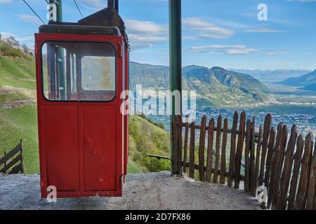 Alte Seilbahn in den Bergen. Rote Vintage-Seilbahn in den Alpen. Vintage Gondel in den Bergen in Südtirol. Stockfoto