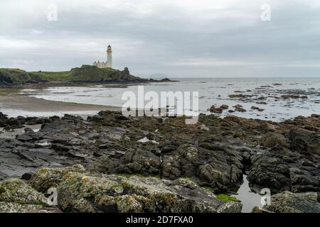 Turnberry Lighthouse in Schottland unter grauen Wolken Stockfoto