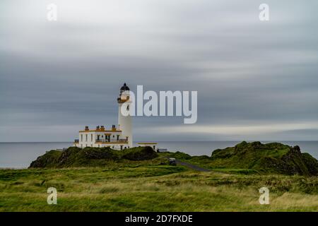 Turnberry Lighthouse in Schottland unter grauen Wolken Stockfoto