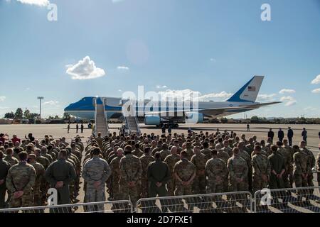 Nashville, Usa. Oktober 2020. Nashville, Tennessee - 22. Oktober 2020: Präsident Donald J. Trump kommt am Donnerstagnachmittag mit Air Force One am Flughafen Nashville (BNA) zur abschließenden Präsidentendebatte am 22. Oktober 2020 in Nashville, Tennessee an. Kredit: John Williams/Der Fotozugang Gutschrift: Der Fotozugang/Alamy Live Nachrichten Stockfoto