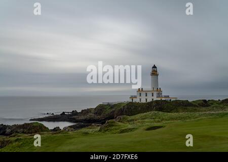 Turnberry Lighthouse in Schottland unter grauen Wolken Stockfoto