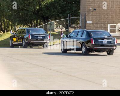 Nashville, Usa. Oktober 2020. Nashville, Tennessee - 22. Oktober 2020: Präsident Donald J. Trump verlässt den Flughafen Nashville (BNA) in der Präsidentenlimousine am Donnerstagnachmittag vor der abschließenden Präsidentendebatte am 22. Oktober 2020 in Nashville, Tennessee. Quelle: The Photo Access/Alamy Live News Stockfoto