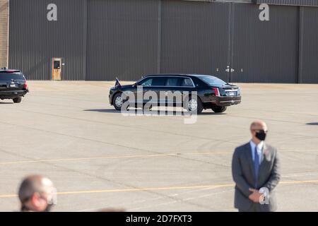 Nashville, Usa. Oktober 2020. Nashville, Tennessee - 22. Oktober 2020: Präsident Donald J. Trump verlässt den Flughafen Nashville (BNA) in der Präsidentenlimousine am Donnerstagnachmittag vor der abschließenden Präsidentendebatte am 22. Oktober 2020 in Nashville, Tennessee. Quelle: The Photo Access/Alamy Live News Stockfoto