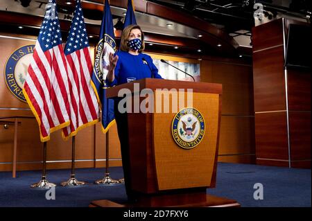 Washington, DC, USA. Oktober 2020. 22. Oktober 2020 - Washington, DC, USA: House Speaker NANCY PELOSI (D-CA) bei ihrer wöchentlichen Pressekonferenz. Quelle: Michael Brochstein/ZUMA Wire/Alamy Live News Stockfoto