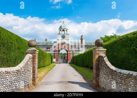 Der Eingang zum Glynde Place im Dorf Glynde in East sussex, England, Großbritannien Stockfoto