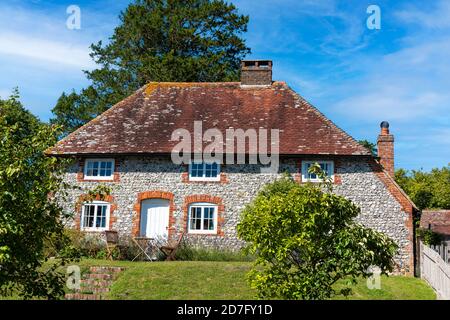 Ein traditionelles Sussex Feuerstein Ferienhaus im Dorf East Dean am Fuße der South Downs in West Sussex. Stockfoto