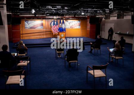 Washington, DC, USA. Oktober 2020. 22. Oktober 2020 - Washington, DC, USA: House Speaker NANCY PELOSI (D-CA) bei ihrer wöchentlichen Pressekonferenz. Quelle: Michael Brochstein/ZUMA Wire/Alamy Live News Stockfoto