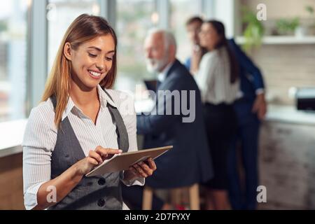 Geschäftsfrau, die Akten hält. Dateien werden angezeigt. Stockfoto
