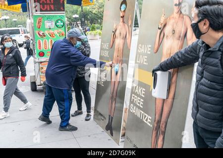 New York, Usa. Oktober 2020. Ein Mann nimmt Gesichtsmaske aus Ausschnitt von Sacha Baron Cohen während der Förderung des neuen Films Borat nachfolgende Moviefilm von Amazon Video auf Union Square in New York, am 22. Oktober 2020 produziert. (Foto von Lev Radin/Sipa USA) Quelle: SIPA USA/Alamy Live News Stockfoto