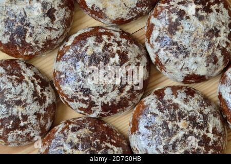 Appetitliche Schokolade Lebkuchen auf Holz Hintergrund close-up Stockfoto