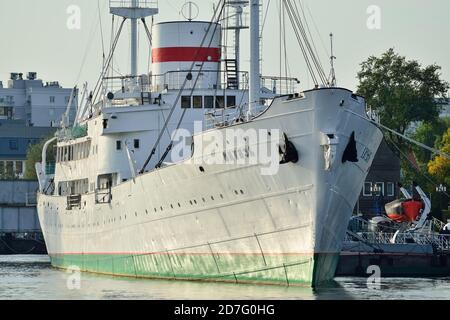 Kaliningrad, Russland - 30. September 2020: Das Forschungsschiff Vityaz steht auf der Straße des Museums des Weltmeers, Peter der große Embankm Stockfoto