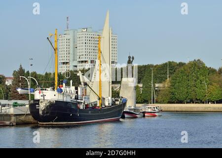 Kaliningrad, Russland - 30. September 2020: Durchschnittliche Fischtrawler steht auf der Straße des Weltmeermuseums, Peter der große Damm Stockfoto