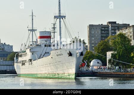 Kaliningrad, Russland - 30. September 2020: Das Forschungsschiff Vityaz steht auf der Straße des Museums des Weltmeers, Peter der große Embankm Stockfoto