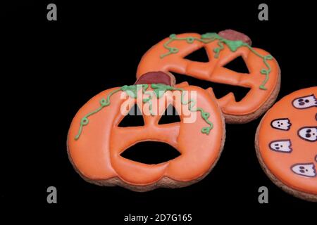 Halloween Lebkuchen auf schwarzem Hintergrund. Stockfoto