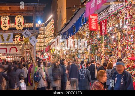 asakusa, japan - november 08 2019: Ausstellung von glückverheißenden Bambus-Rechen oder Engi Kumade an Händler verkauft, um Erfolg im Geschäft während der Tori-no haben Stockfoto