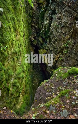 Großer und alter Tagebau aus Bleibergbau auf einer Ader namens Red Rake, in der Nähe von Kalb in Derbyshire. Diese Ader war wahrscheinlich im 16. Jahrhundert in Arbeit. Stockfoto