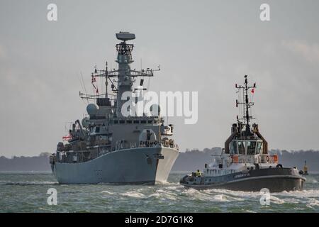 Die Royal Navy Fregatte HMS Westminster (F237) kehrte am 22/10/2020 nach Portsmouth, Großbritannien, zurück, nachdem sie an einer erfolgreichen Seenotrettungsmission teilgenommen hatte. Stockfoto