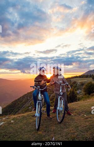 Älteres Paar auf Zyklus fahren auf Land Stockfoto