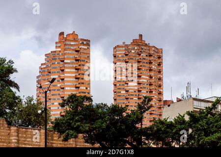 Torres Del Parque, ikonisches Apartmentgebäude, in der Nähe der Stierkampfarena La Santamaria und des District Planetariums, Bogotá Kolumbien 20. Oktober 2020 Stockfoto