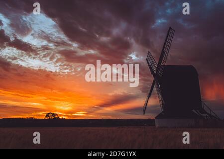 Pitstone, Vereinigtes Königreich - 31 July 2020: Atemberaubender Blick auf die Landschaft der Pitstone Windmühle bei Sonnenuntergang mit dramatischem bewölktem Himmel und wunderschönen Sonnenfarben Stockfoto