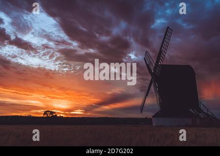 Pitstone, Vereinigtes Königreich - 31 July 2020: Atemberaubender Blick auf die Landschaft der Pitstone Windmühle bei Sonnenuntergang mit dramatischem bewölktem Himmel und wunderschönen Sonnenfarben Stockfoto