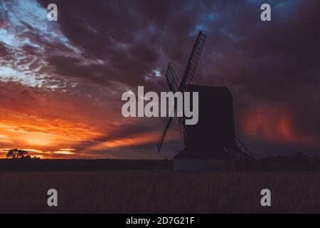 Pitstone, Vereinigtes Königreich - 31 July 2020: Atemberaubender Blick auf die Landschaft der Pitstone Windmühle bei Sonnenuntergang mit dramatischem bewölktem Himmel und wunderschönen Sonnenfarben Stockfoto