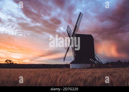 Pitstone, Vereinigtes Königreich - 31 July 2020: Atemberaubender Blick auf die Landschaft der Pitstone Windmühle bei Sonnenuntergang mit dramatischem bewölktem Himmel und wunderschönen Sonnenfarben Stockfoto