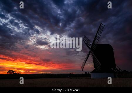 Pitstone, Vereinigtes Königreich - 31 July 2020: Atemberaubender Blick auf die Landschaft der Pitstone Windmühle bei Sonnenuntergang mit dramatischem bewölktem Himmel und wunderschönen Sonnenfarben Stockfoto