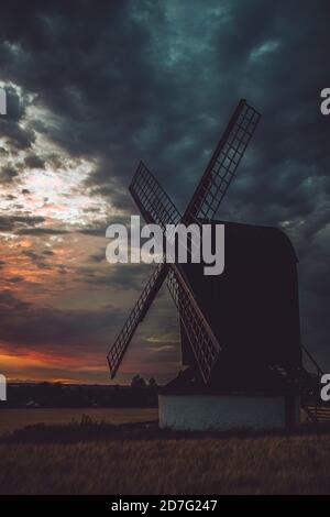 Pitstone, Vereinigtes Königreich - 31 July 2020: Atemberaubender Blick auf die Landschaft der Pitstone Windmühle bei Sonnenuntergang mit dramatischem bewölktem Himmel und wunderschönen Sonnenfarben Stockfoto