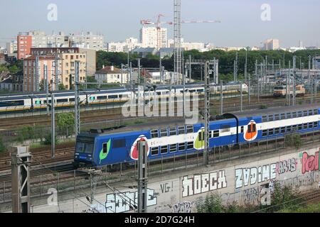 Paris, Frankreich - 15. Juli 2014: Ein elektrischer Doppelstockzug für Pendlerverkehr zum Gare du Nord Richtung und die Eurostar Züge im Heck. Stockfoto