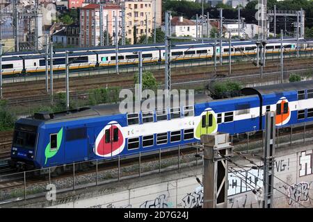 Paris, Frankreich - 15. Juli 2014: Ein elektrischer Doppelstockzug für Pendlerverkehr zum Gare du Nord Richtung und die Eurostar Züge im Heck. Stockfoto