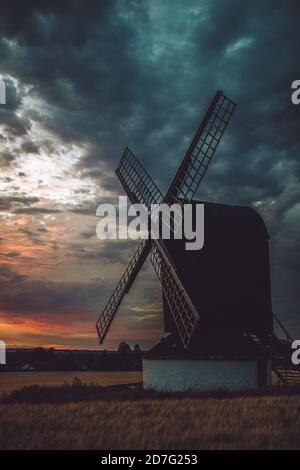 Pitstone, Vereinigtes Königreich - 31 July 2020: Atemberaubender Blick auf die Landschaft der Pitstone Windmühle bei Sonnenuntergang mit dramatischem bewölktem Himmel und wunderschönen Sonnenfarben Stockfoto