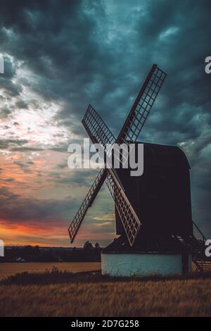 Pitstone, Vereinigtes Königreich - 31 July 2020: Atemberaubender Blick auf die Landschaft der Pitstone Windmühle bei Sonnenuntergang mit dramatischem bewölktem Himmel und wunderschönen Sonnenfarben Stockfoto