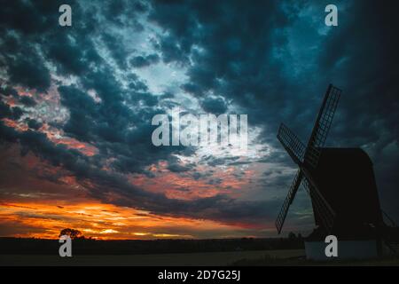 Pitstone, Vereinigtes Königreich - 31 July 2020: Atemberaubender Blick auf die Landschaft der Pitstone Windmühle bei Sonnenuntergang mit dramatischem bewölktem Himmel und wunderschönen Sonnenfarben Stockfoto