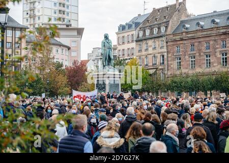 Straßburg, Frankreich - 19. Oktober 2020: Erhöhte Ansicht des Place Kleber zu Ehren des Geschichtslehrers Samuel Paty, enthauptet am 16. Oktober, nachdem er Karikaturen des Propheten Muhammad in der Klasse gezeigt hatte Stockfoto