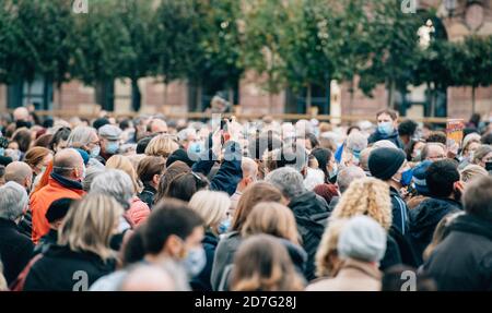 Straßburg, Frankreich - 19. Oktober 2020: Stille in der Menschenmenge Ort Kleber zu Ehren des Geschichtslehrers Samuel Paty zu zahlen, enthauptet am 16. Oktober nach der Vorführung Karikaturen des Propheten Muhammad in der Klasse Stockfoto