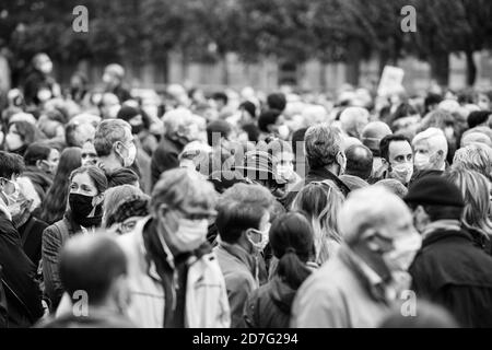 Straßburg, Frankreich - 19. Oktober 2020: Schwarz-weiß-Bild von Menschen zu Ehren der Geschichtslehrer Samuel Paty, enthauptet am 16. Oktober nach der Darstellung Karikaturen des Propheten Muhammad in der Klasse Stockfoto