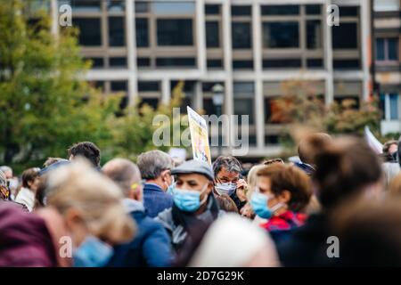 Straßburg, Frankreich - 19. Oktober 2020: Menschen versammelten sich auf dem Place Kleber, um dem Geschichtslehrer Samuel Paty Tribut zu zollen, der am 16. Oktober enthauptet wurde, nachdem er Karikaturen des Propheten Muhammad im Unterricht gezeigt hatte Stockfoto